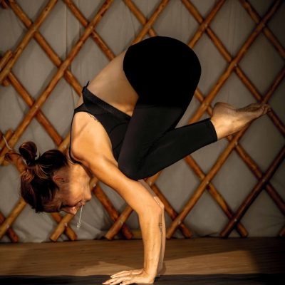 mujer haciendo postura de yoga